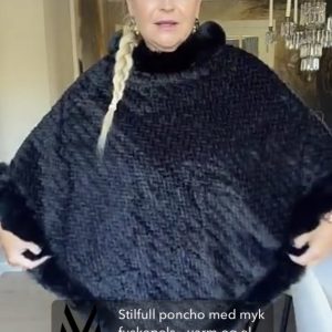 Stilfull poncho med myk fuskepels – varm og elegant (One Size) ensfarget SORT
